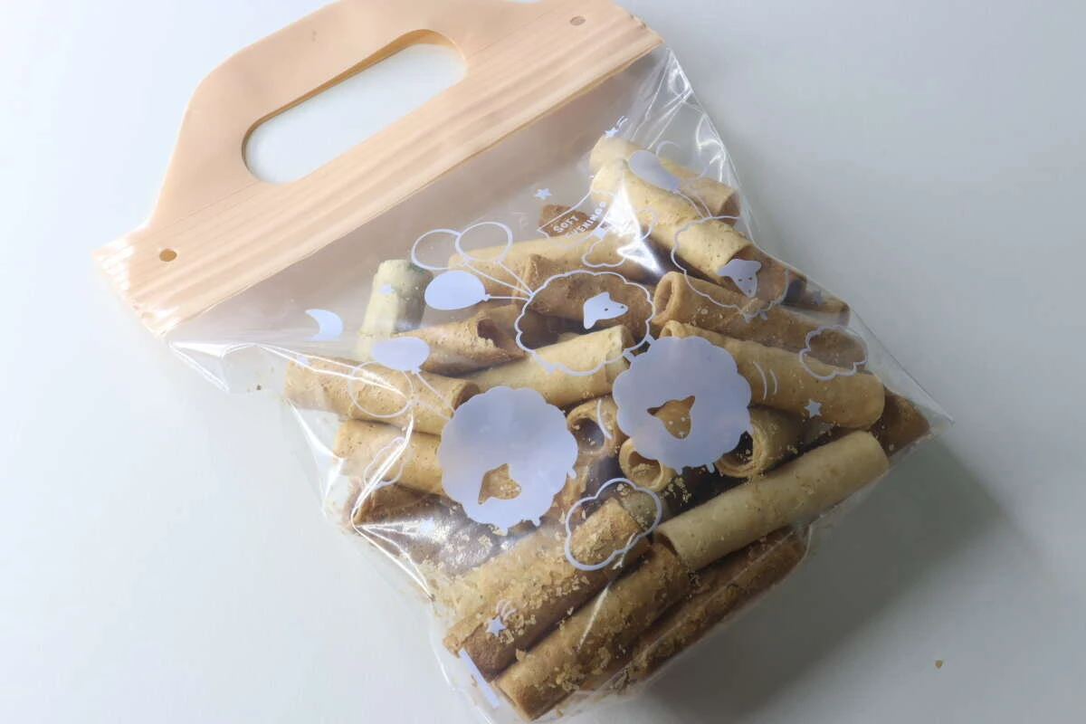 スナックバッグにお菓子をたっぷり詰めてジップを閉じた状態 スナックバッグにお菓子をたっぷり詰めてジップを閉じた状態