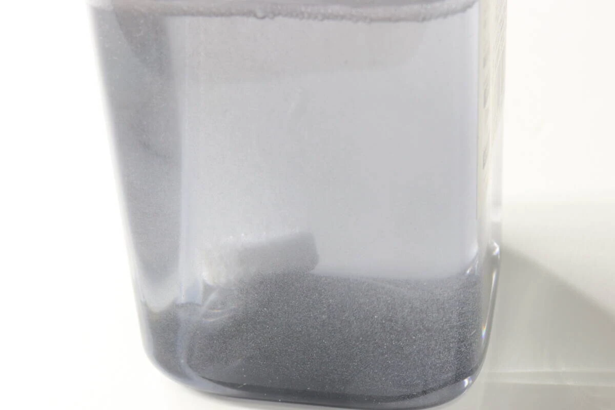 ボトルの中で錠剤が水に溶けて白く濁っている状態