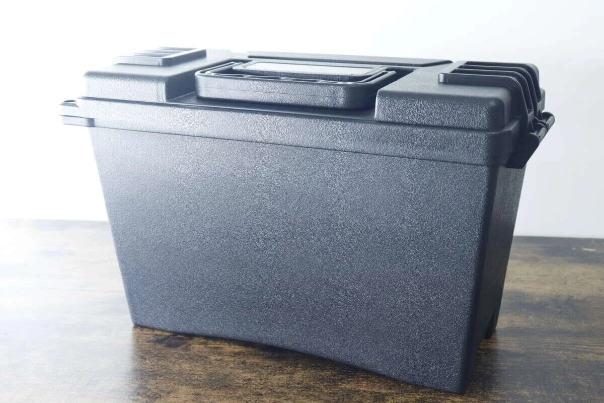 頑丈なバックルが付いた黒い防滴工具箱の全体像 頑丈なバックルが付いた黒い防滴工具箱の全体像