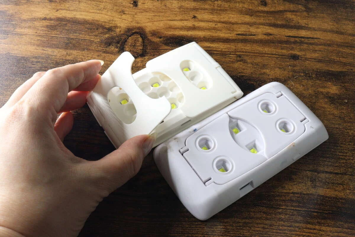 新型と旧型の裏側の脚の形状や作りを比較している様子 新型と旧型の裏側の脚の形状や作りを比較している様子