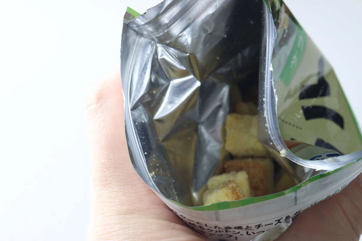 開封したチャック付き袋の中に入ったクルトンの様子