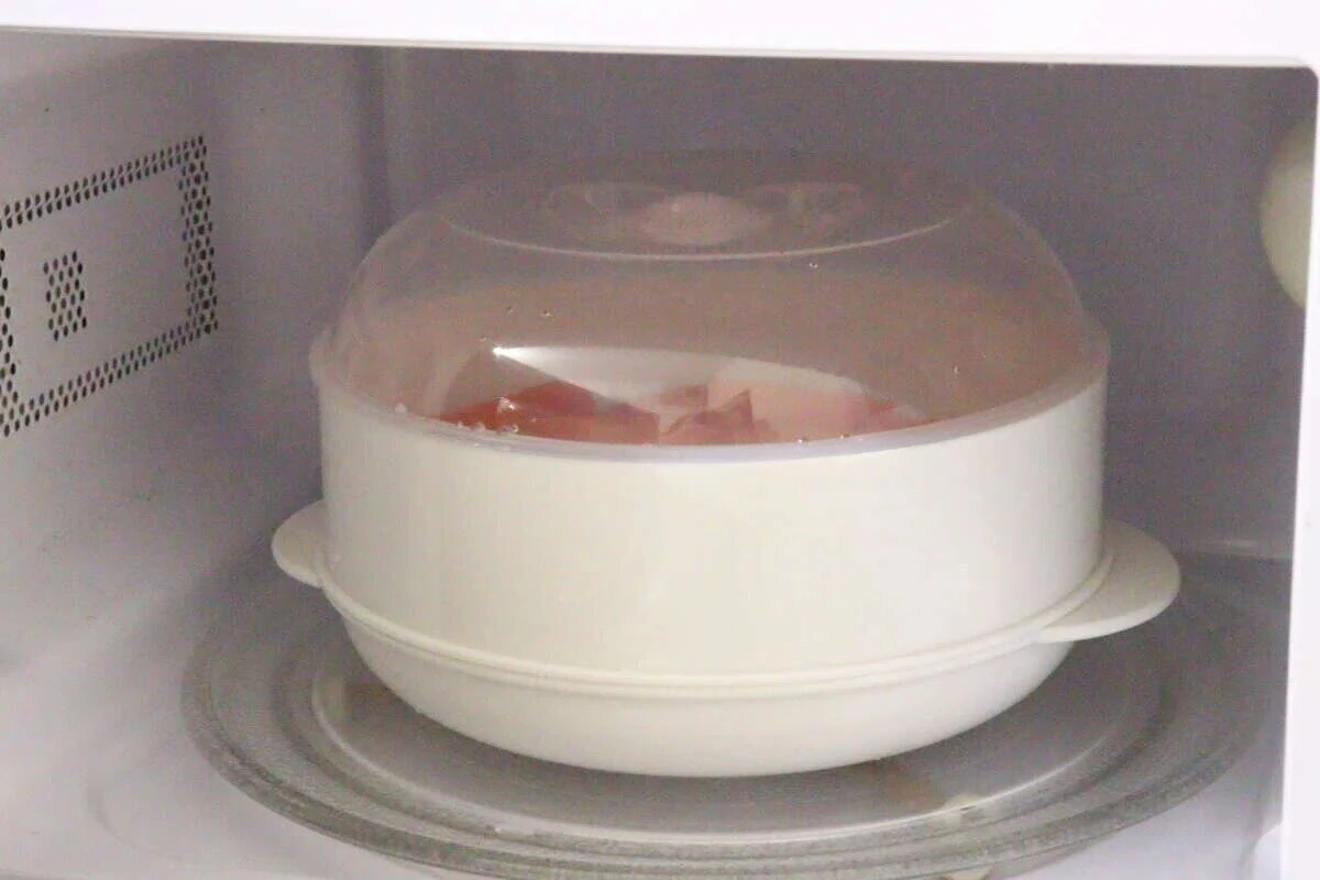 電子レンジの中に白色の1段電子レンジ蒸し器が置かれている様子 電子レンジの中に白色の1段電子レンジ蒸し器が置かれている様子