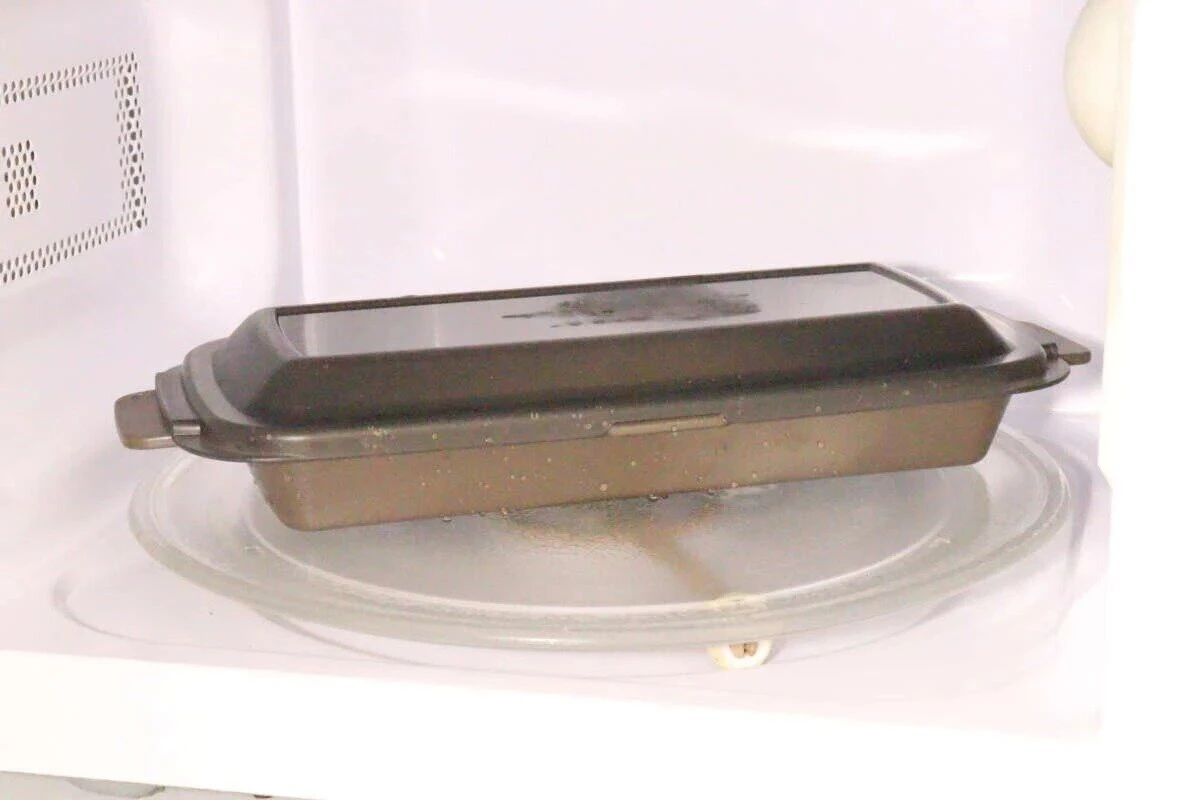 電子レンジの庫内でフタをしたマルチトレーが加熱されている様子 電子レンジの庫内でフタをしたマルチトレーが加熱されている様子