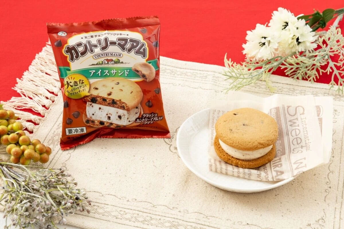 赤いパッケージのカントリーマアムアイスサンドと皿に載ったアイスサンドの全体写真 赤いパッケージのカントリーマアムアイスサンドと皿に載ったアイスサンドの全体写真