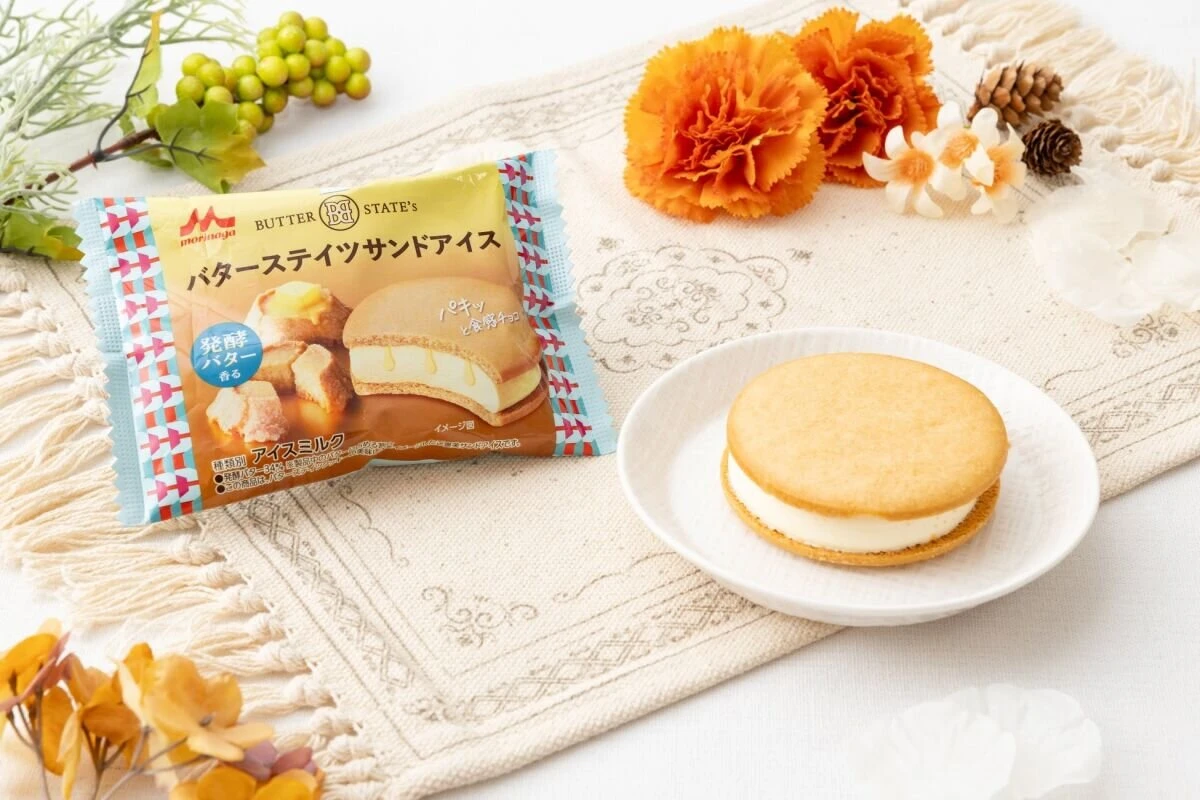 黄色いパッケージのバターステイツサンドアイスと皿に載った実物の俯瞰写真 黄色いパッケージのバターステイツサンドアイスと皿に載った実物の俯瞰写真