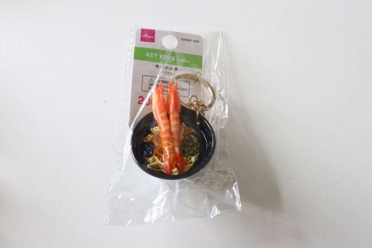 透明なパッケージに入ったうどんの食品サンプル風キーホルダー全体像