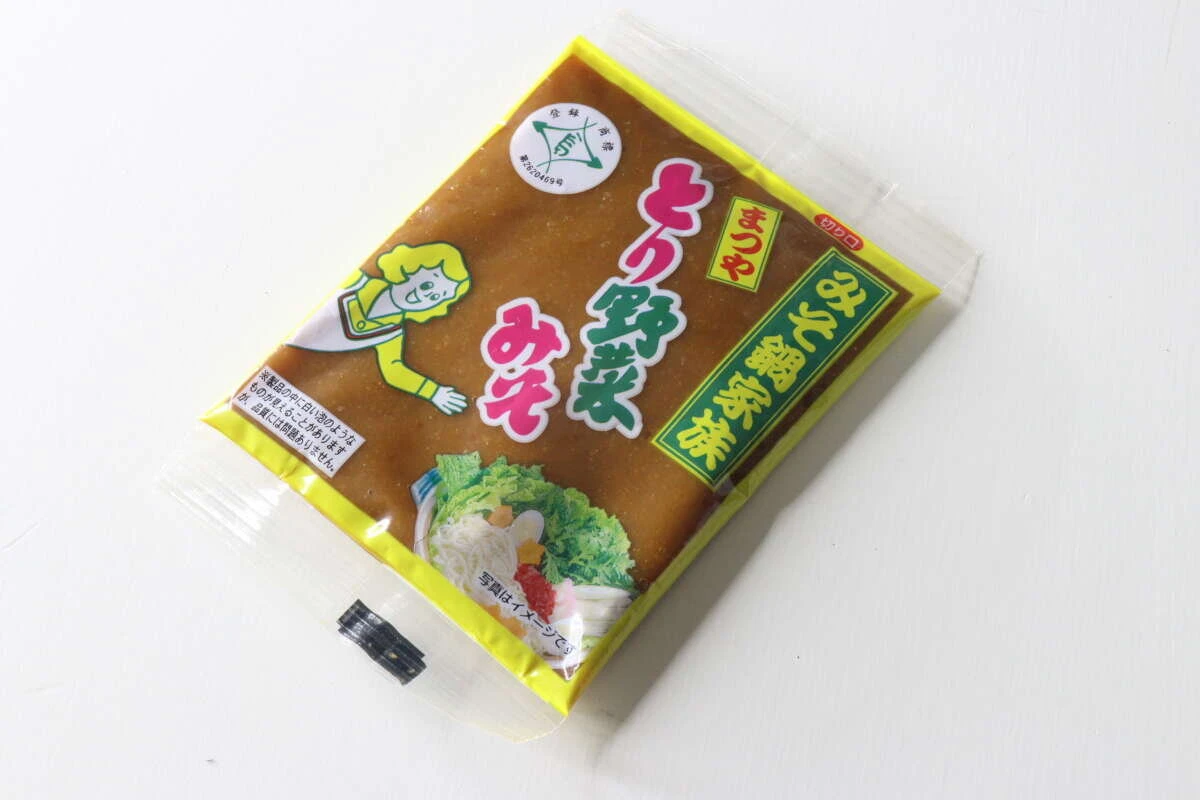 黄色いデザインのまつやとり野菜みそ1人前パッケージの接写