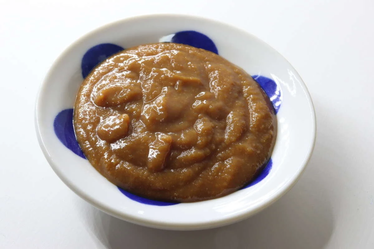 青い模様の白い小皿に盛られたペースト状のとり野菜みそ