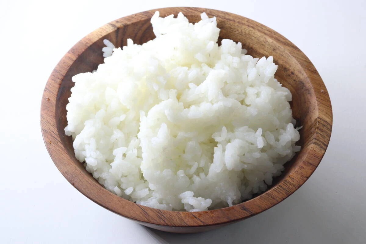 木製のボウルに炊き上がった白いご飯がたっぷりと盛られている状態 木製のボウルに炊き上がった白いご飯がたっぷりと盛られている状態