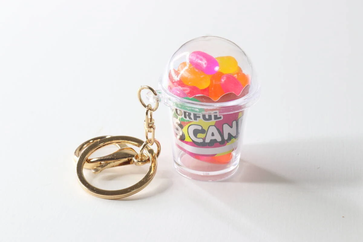 パッケージから出したカラフルなジェリービーンズ入りのキーホルダー