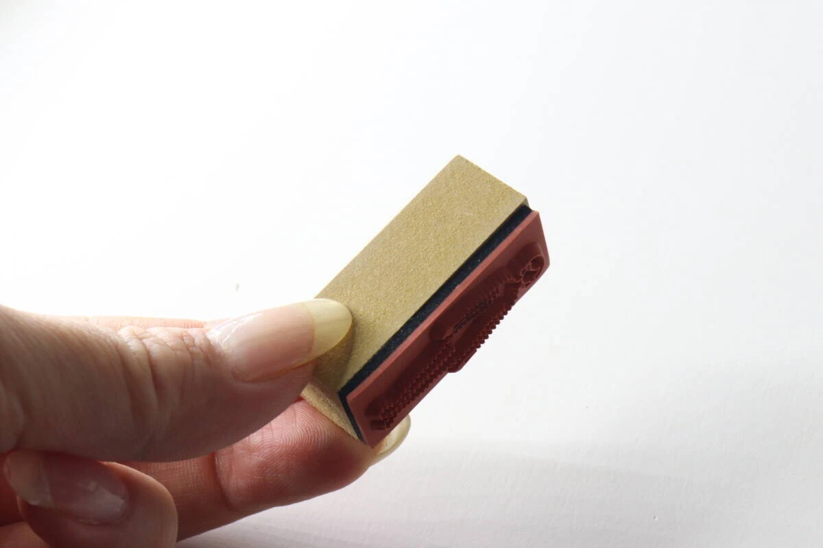 木製スタンプの側面とゴム印面をななめから見せた様子 木製スタンプの側面とゴム印面をななめから見せた様子