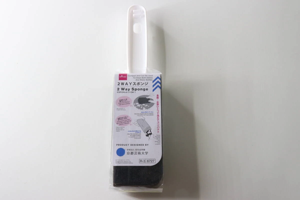 白い柄と黒いスポンジが特徴のダイソーの2WAYスポンジのパッケージ全体 白い柄と黒いスポンジが特徴のダイソーの2WAYスポンジのパッケージ全体