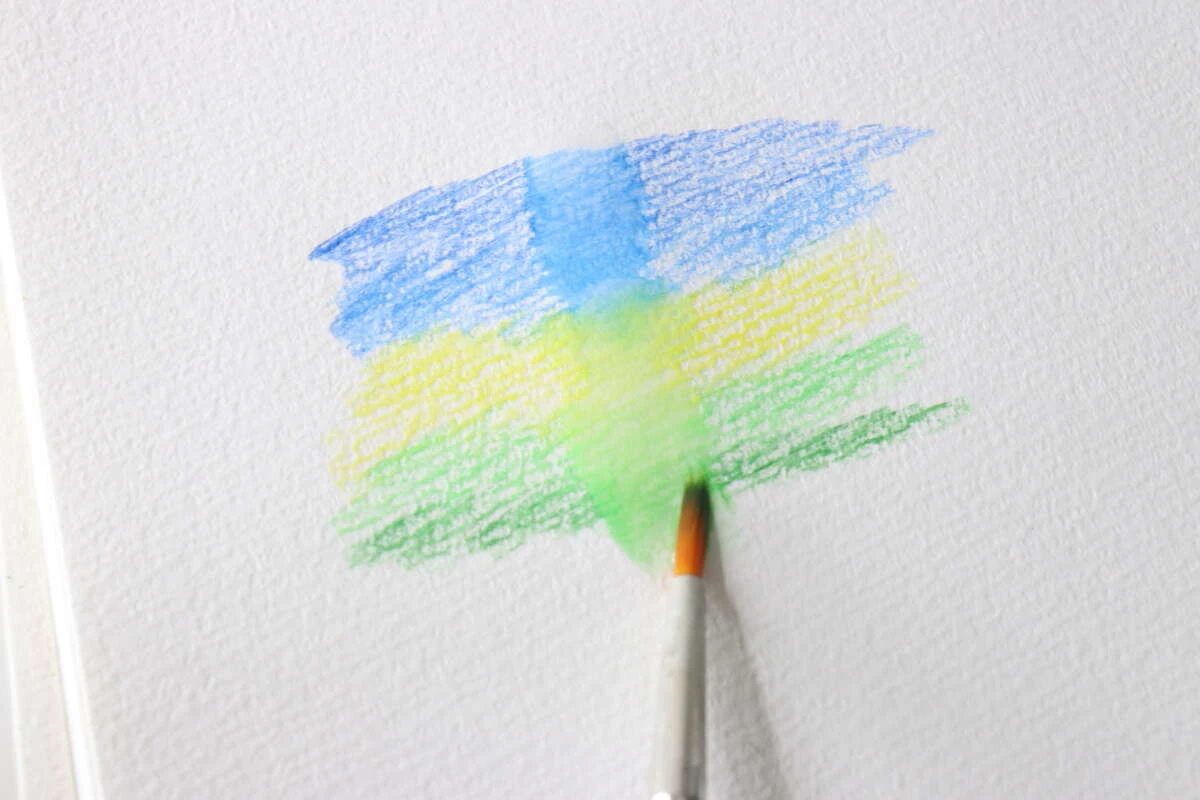 水を含んだ筆で画用紙の試し描き部分をなぞりぼかしている様子 水を含んだ筆で画用紙の試し描き部分をなぞりぼかしている様子