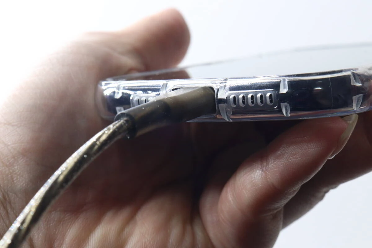 充電ケーブルを差し込んだ状態で干渉せずに繋がっている下部の様子