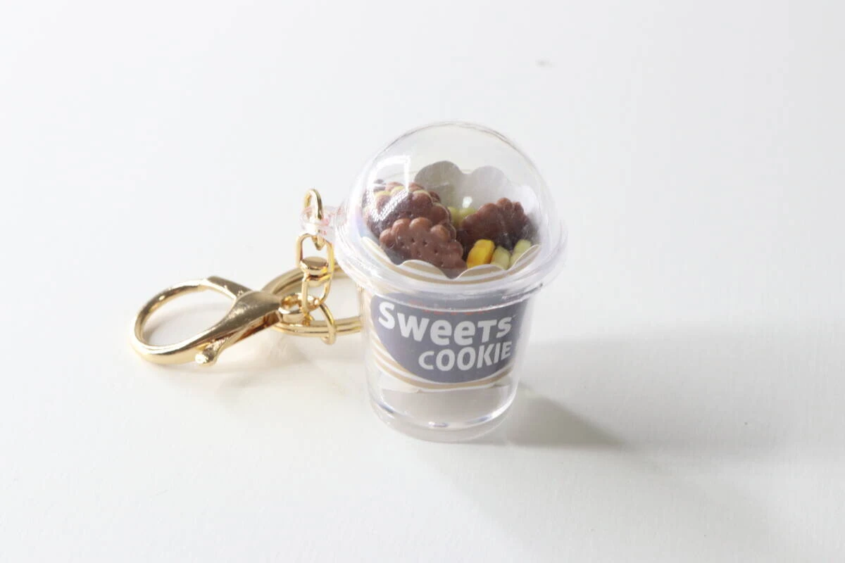パッケージから取り出したカップ型のクッキーキーホルダーの全体像