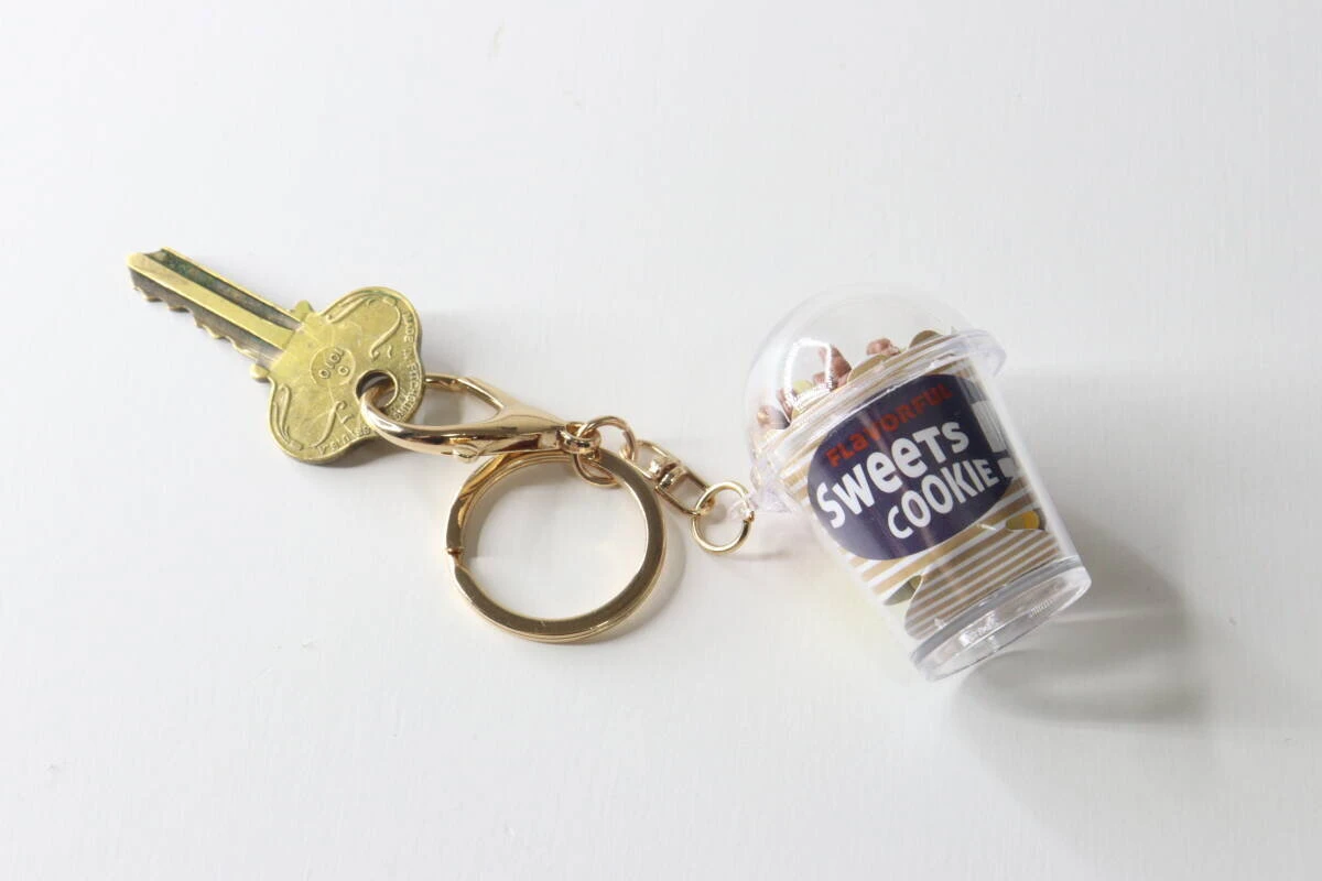 ゴールドのリングと金具に鍵が取り付けられたクッキーキーホルダー