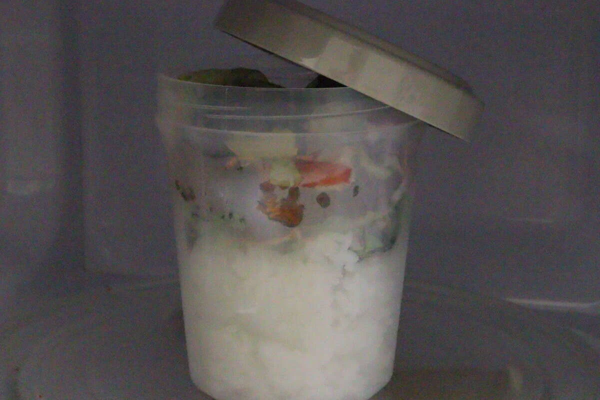 フタを少しずらして電子レンジの庫内に入れているカップ型ランチボックス フタを少しずらして電子レンジの庫内に入れているカップ型ランチボックス