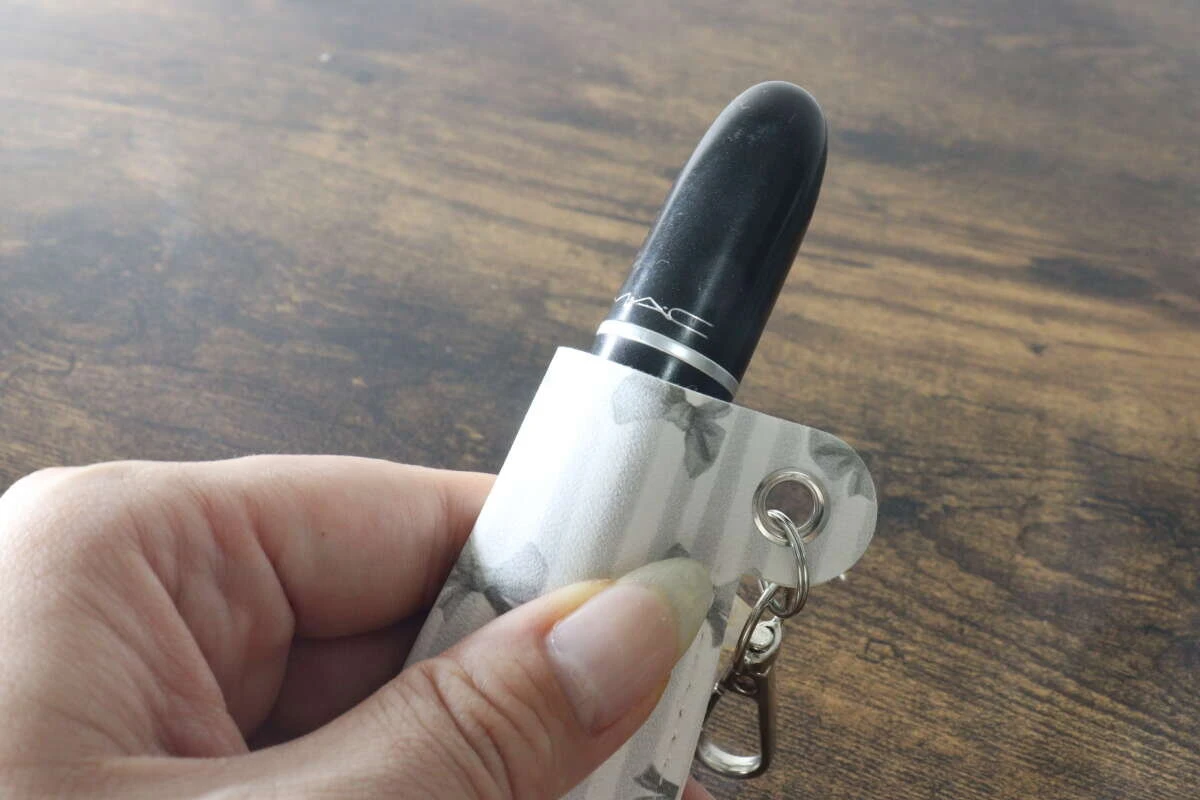 ホルダーに収納したリップを下から押し出して取り出している様子 ホルダーに収納したリップを下から押し出して取り出している様子