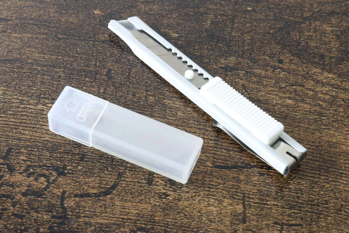 白いミニカッター本体と専用の透明なキャップ
