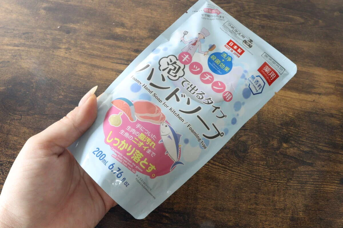 手に持ったキッチン用泡ハンドソープのパッケージ