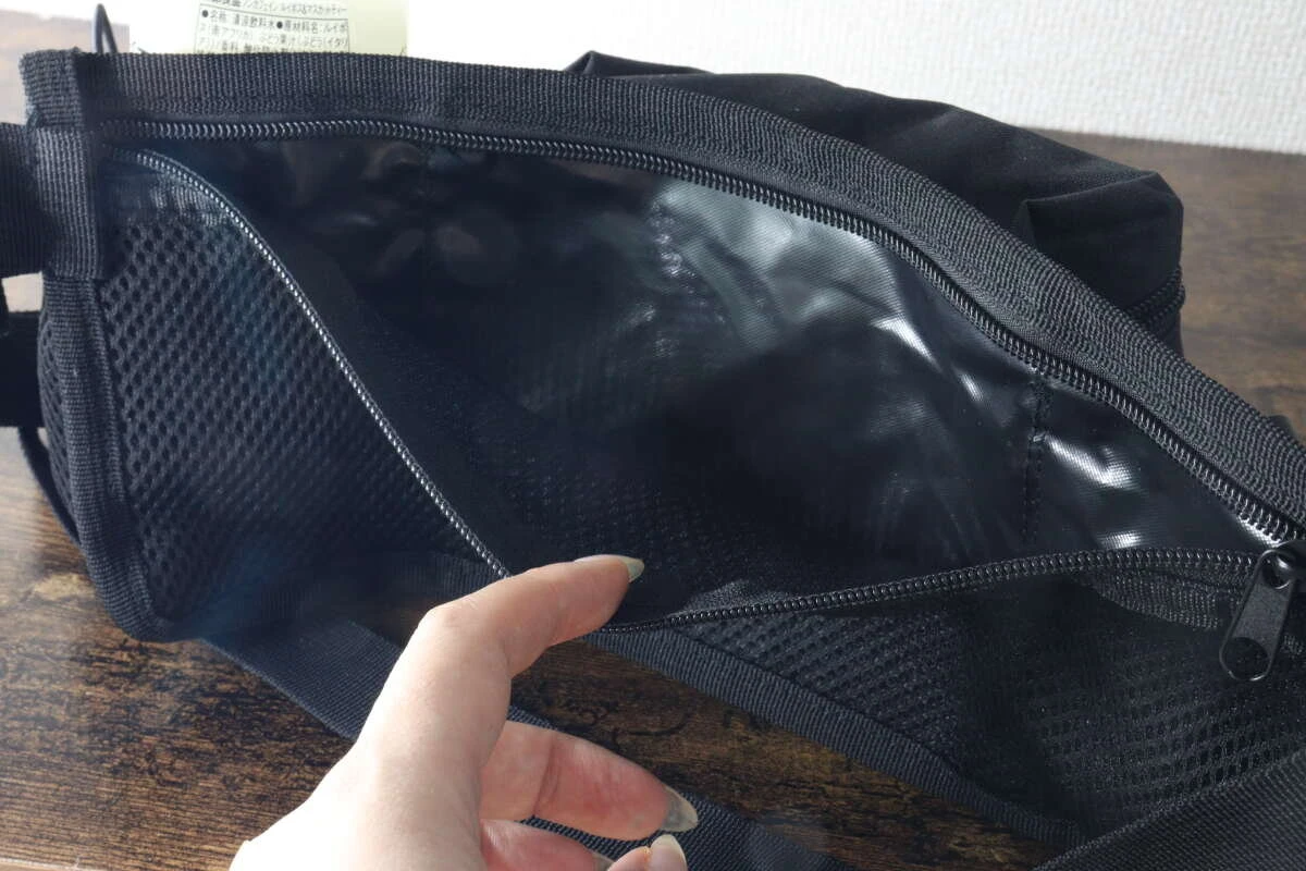 裏面のメッシュポケットの内部を見せている状態 裏面のメッシュポケットの内部を見せている状態