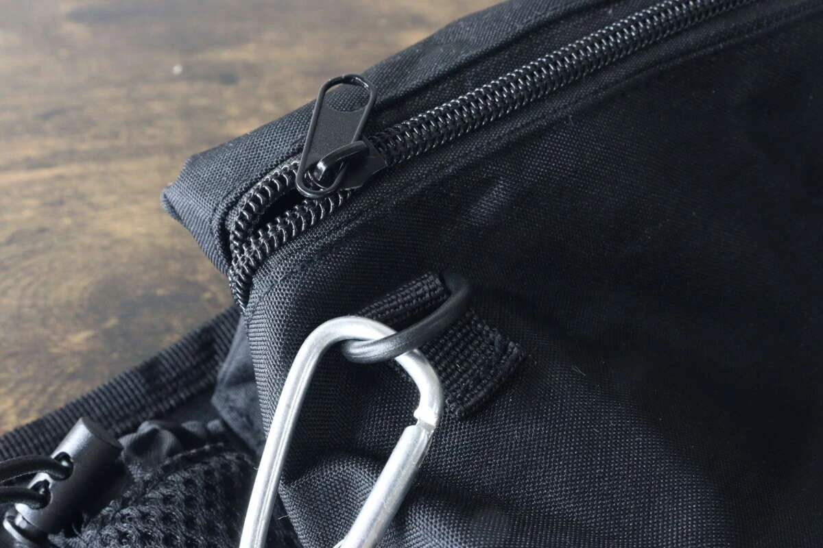 バッグ正面のDカンにカラビナが取り付けられている接写 バッグ正面のDカンにカラビナが取り付けられている接写
