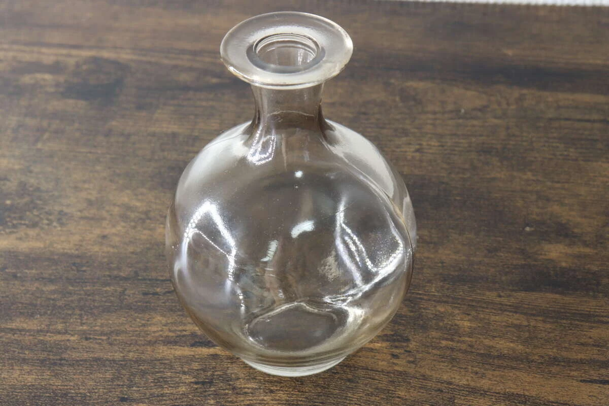 丸みのあるフォルムが特徴的なブラウンカラーのガラスベース 丸みのあるフォルムが特徴的なブラウンカラーのガラスベース