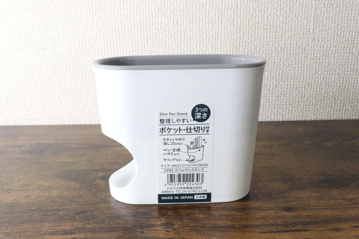 商品タグが貼られたセリアのスリムペンスタンドの全体像