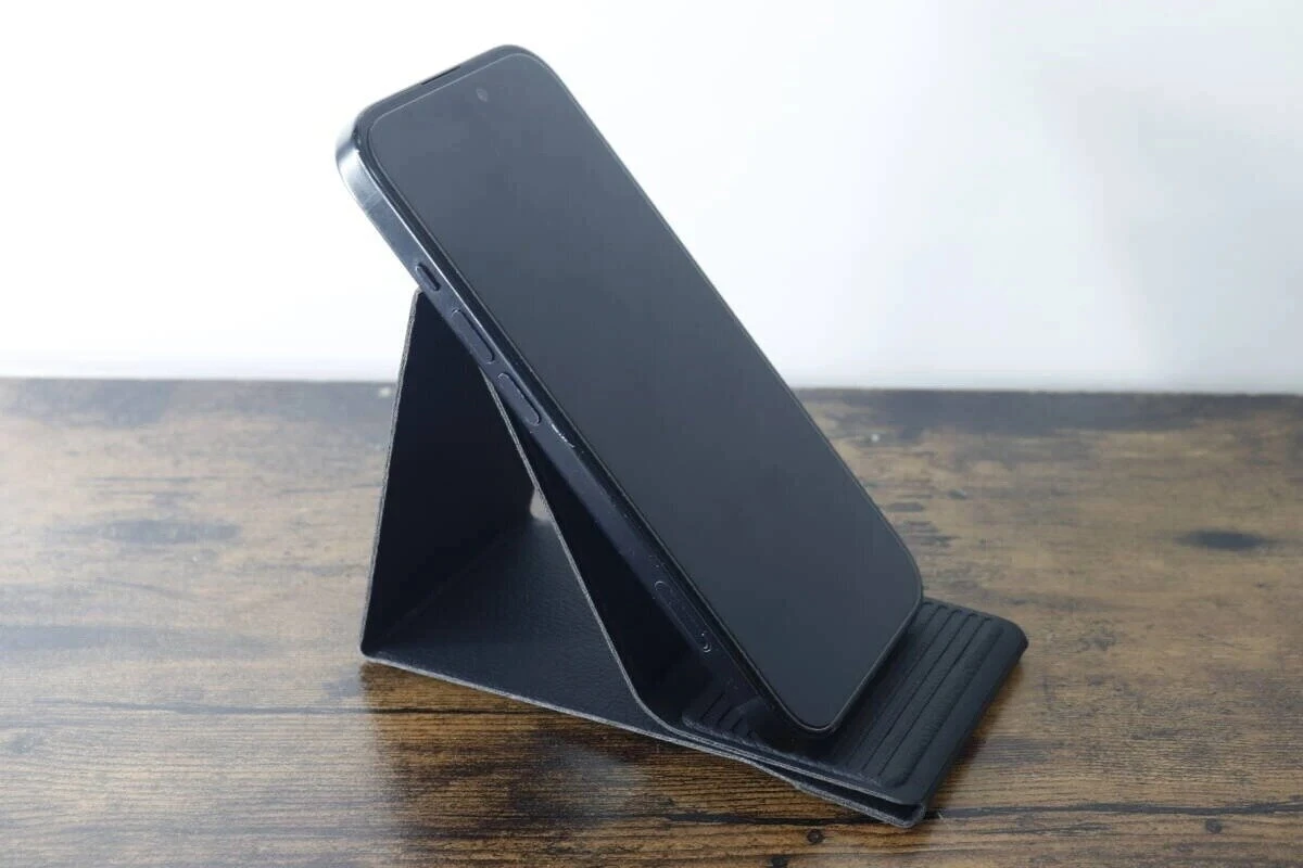 展開したスマホスタンドにスマートフォンを立てかけている斜めからのアングル 展開したスマホスタンドにスマートフォンを立てかけている斜めからのアングル