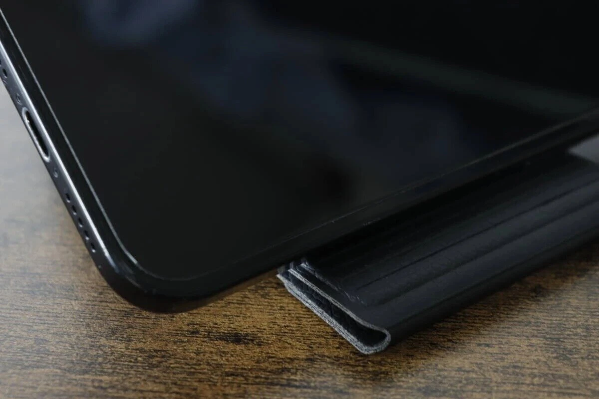 スマホスタンドのすべり止め部分と端末の接地部分を拡大したクローズアップ スマホスタンドのすべり止め部分と端末の接地部分を拡大したクローズアップ