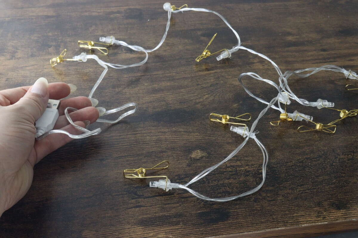 USBタイプのプラグを手に持ちながらコードを広げている様子