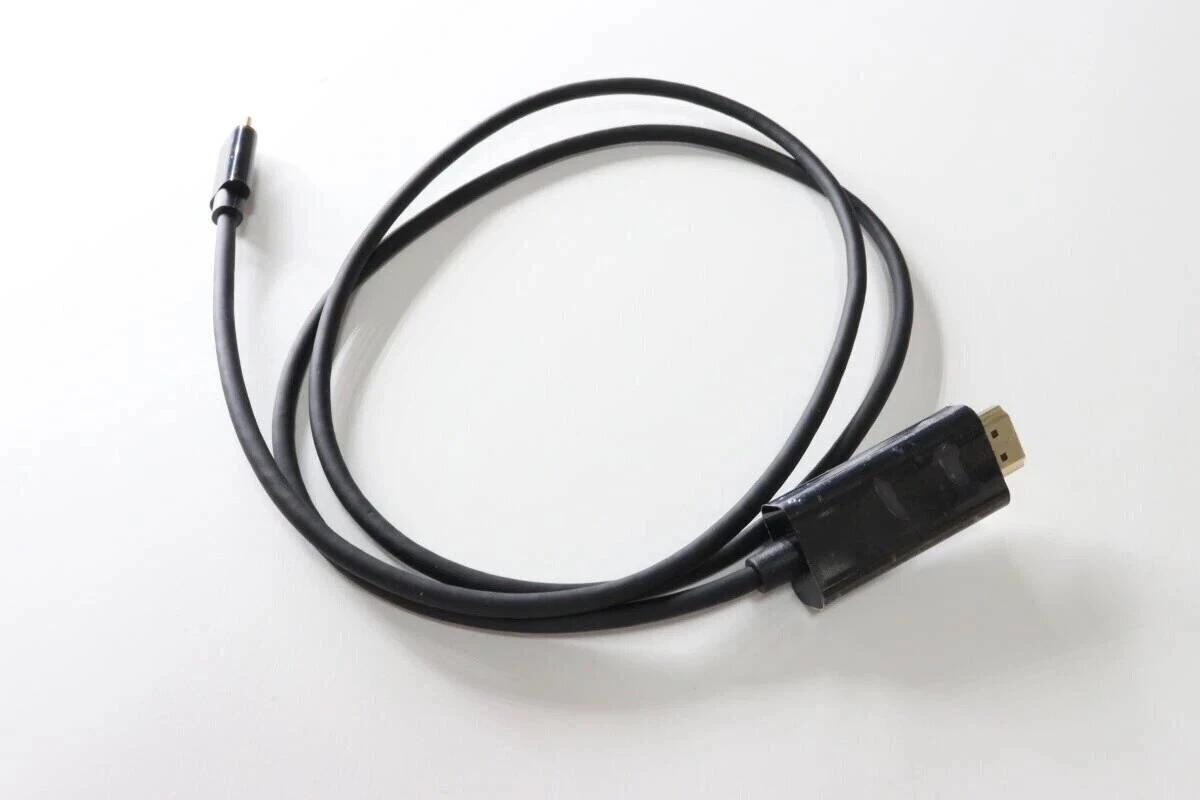 白い台の上に置かれた黒いUSB Type-C to HDMIケーブルの全体像