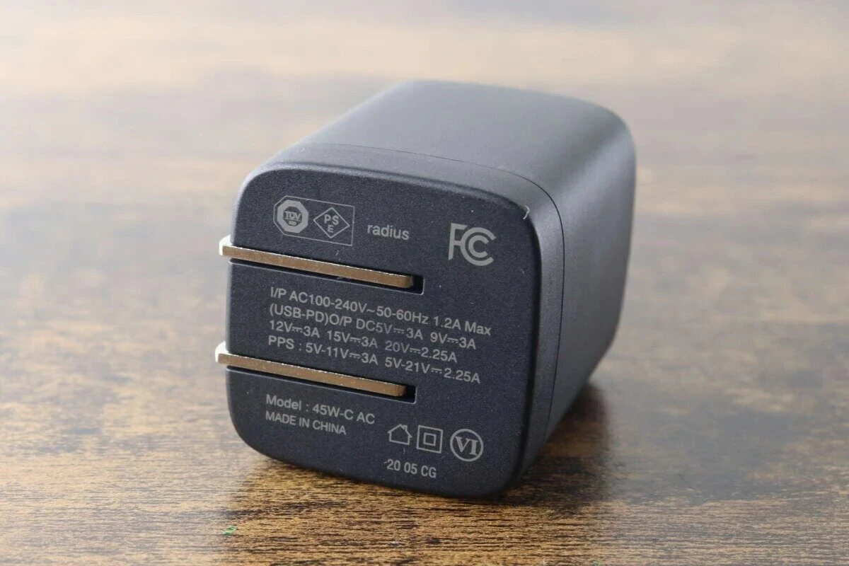 折り畳みプラグと製品仕様の文字が記載された黒い充電器の底面