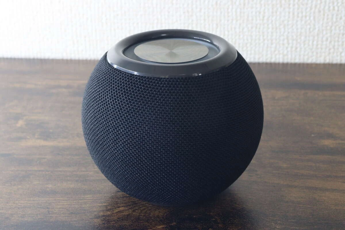 ネット素材で包まれたコロンとした黒いボール形スピーカー本体