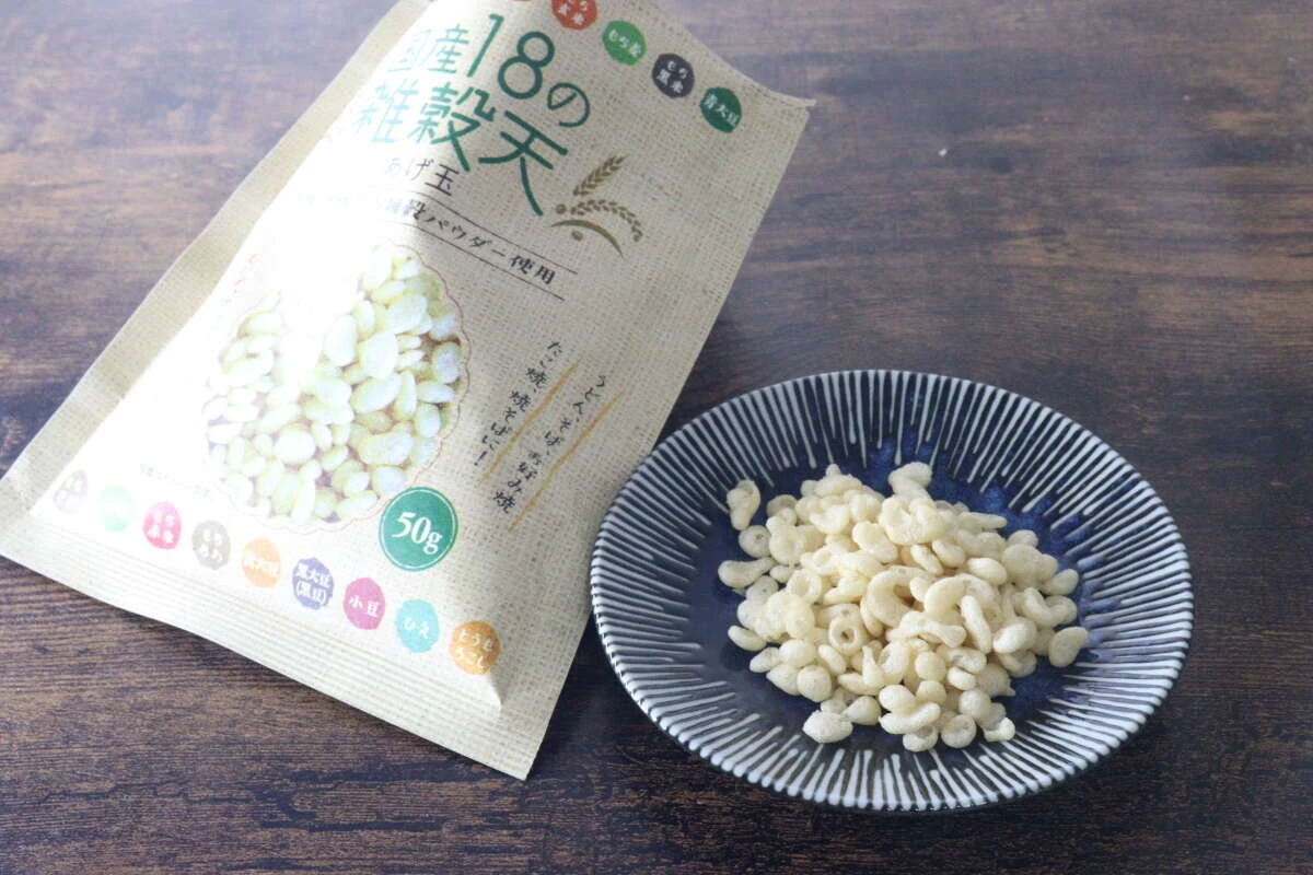 袋から出したあげ玉が青いお皿の上にこんもりと盛られている様子 袋から出したあげ玉が青いお皿の上にこんもりと盛られている様子