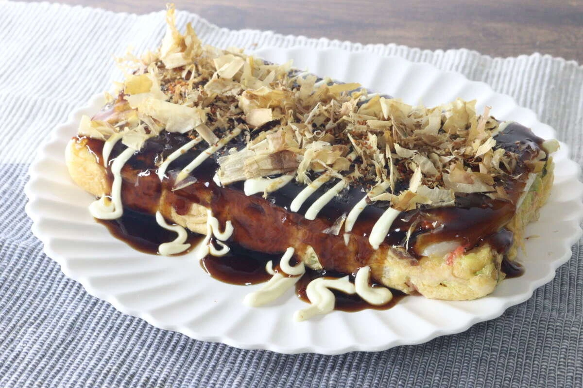 ソースとマヨネーズ、鰹節がたっぷりとかかった焼き上がったお好み焼き ソースとマヨネーズ、鰹節がたっぷりとかかった焼き上がったお好み焼き