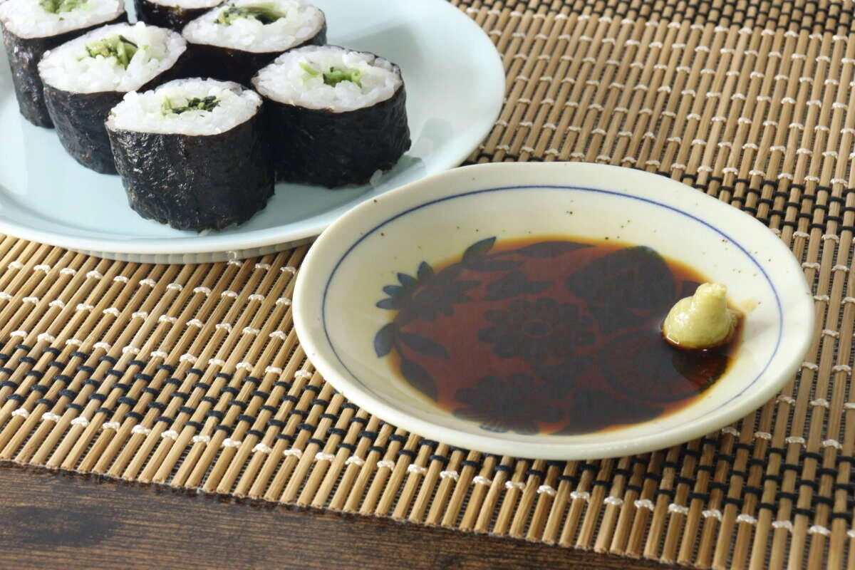 タレとワサビが入り巻き寿司の横に置かれた小皿