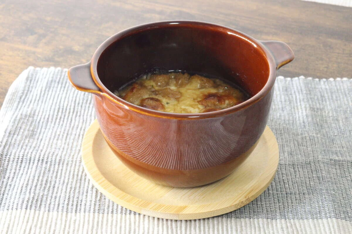 バンブートレーをコースターとして使い茶色のスープカップを乗せた状態 バンブートレーをコースターとして使い茶色のスープカップを乗せた状態