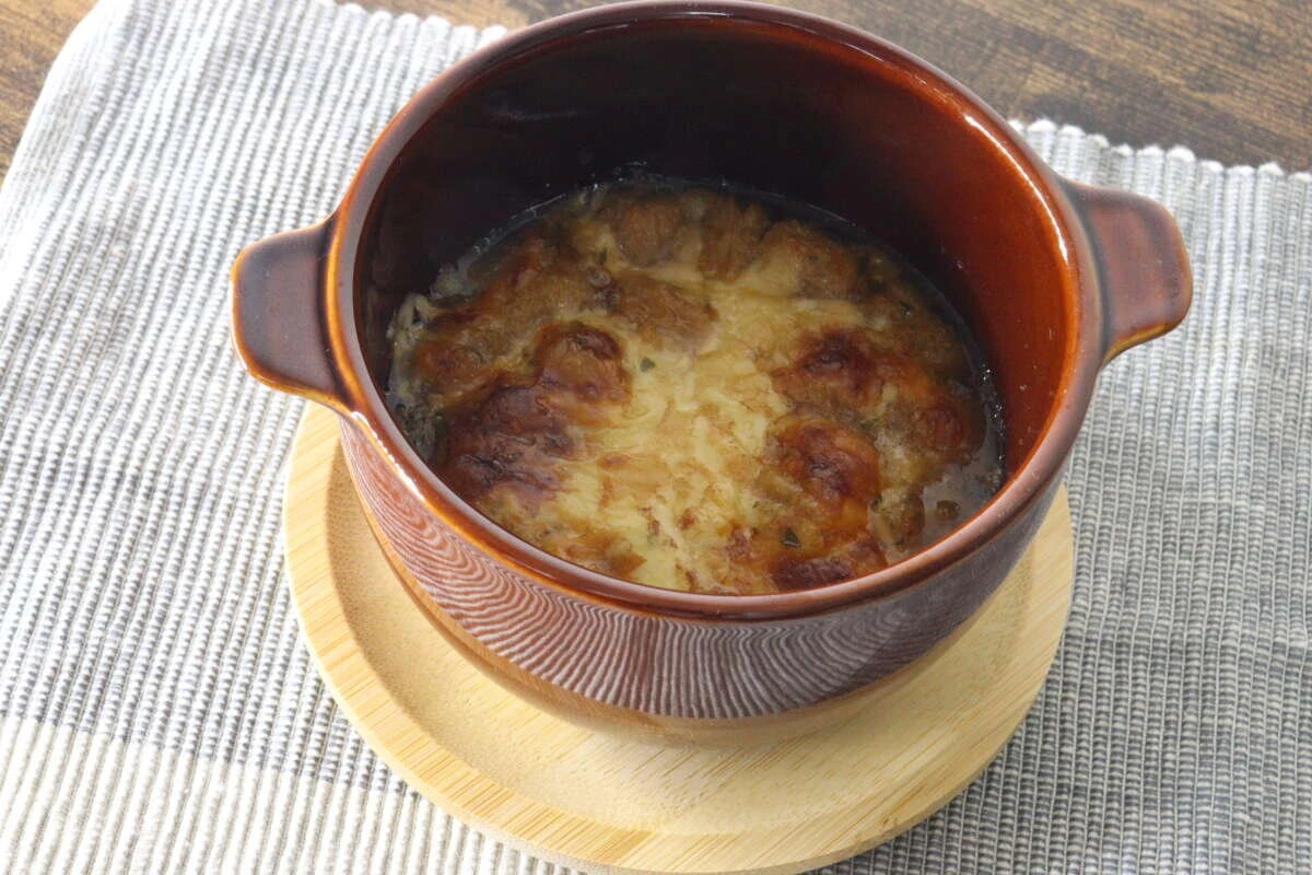 オーブンでこんがりとチーズに焦げ目がついたスープボウル オーブンでこんがりとチーズに焦げ目がついたスープボウル