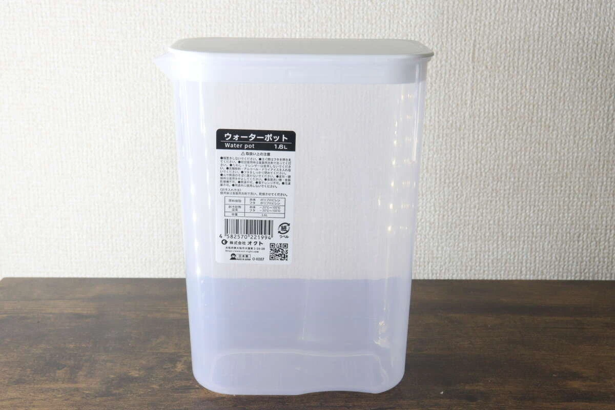 商品名や使用上の注意が記載されたラベルが貼られたウォーターポット 商品名や使用上の注意が記載されたラベルが貼られたウォーターポット