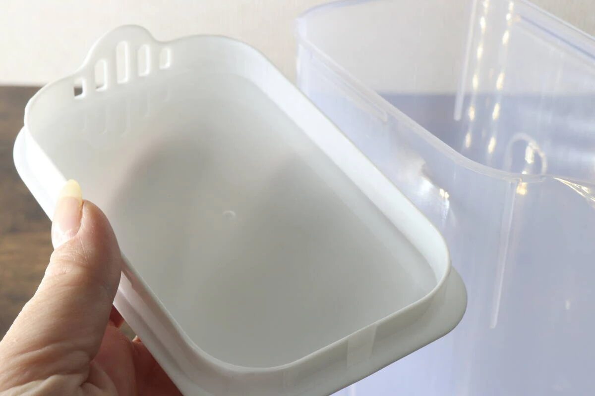 茶こし機能などが備わった白いフタを持ち上げて見せている状態 茶こし機能などが備わった白いフタを持ち上げて見せている状態