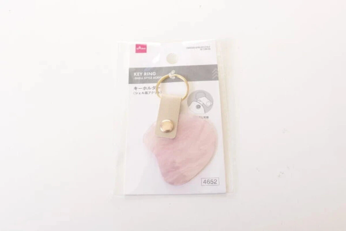 透明なパッケージに入った、ピンク色のシェル風アクリルキーホルダー 透明なパッケージに入った、ピンク色のシェル風アクリルキーホルダー