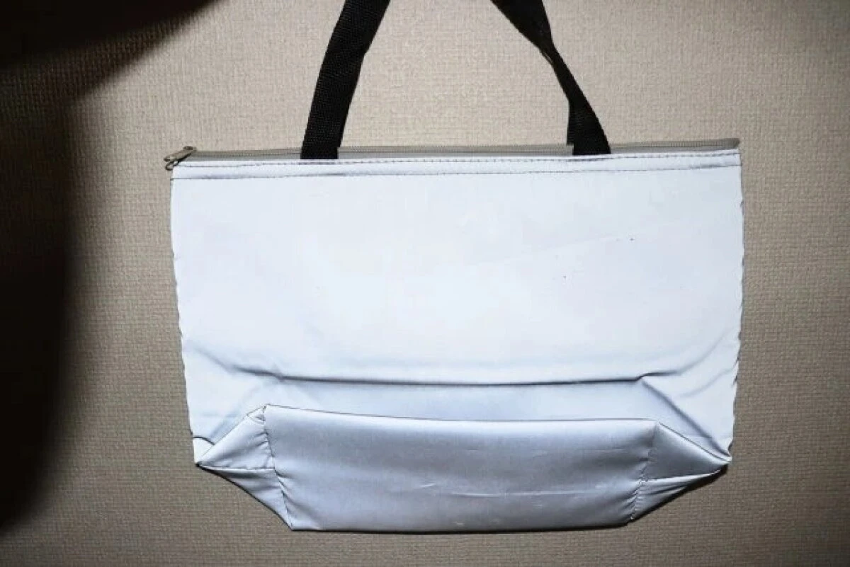 光を反射して明るく見えるグレーの保冷トートバッグ