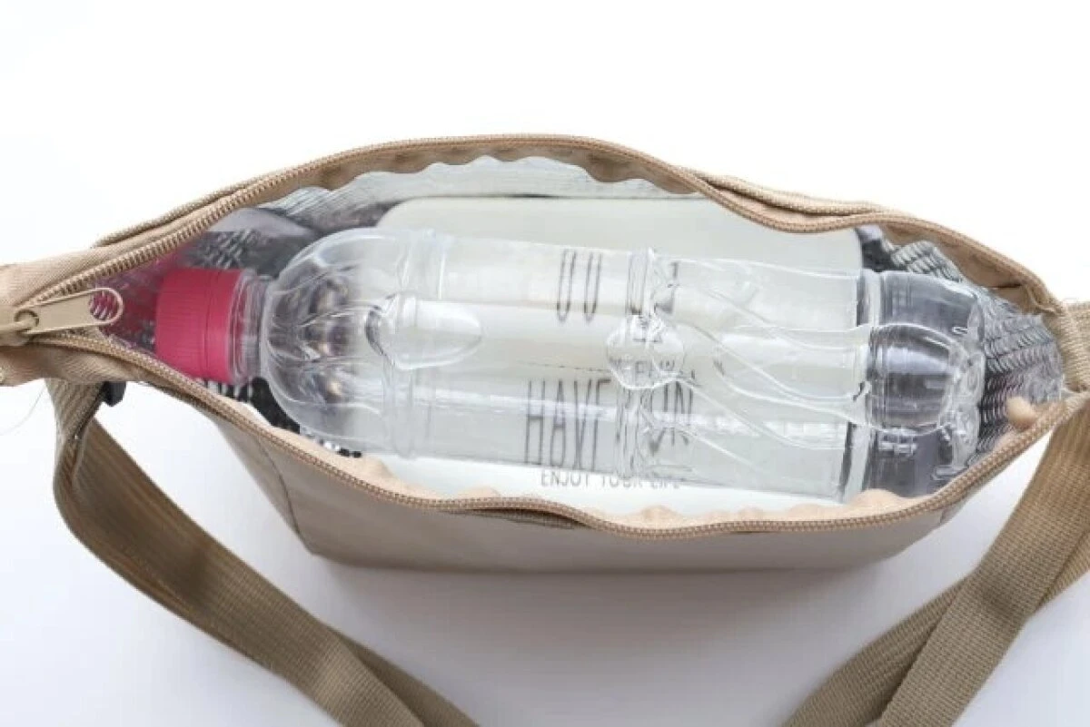ベージュのランチショルダーバッグに500mlペットボトルが入っている様子
