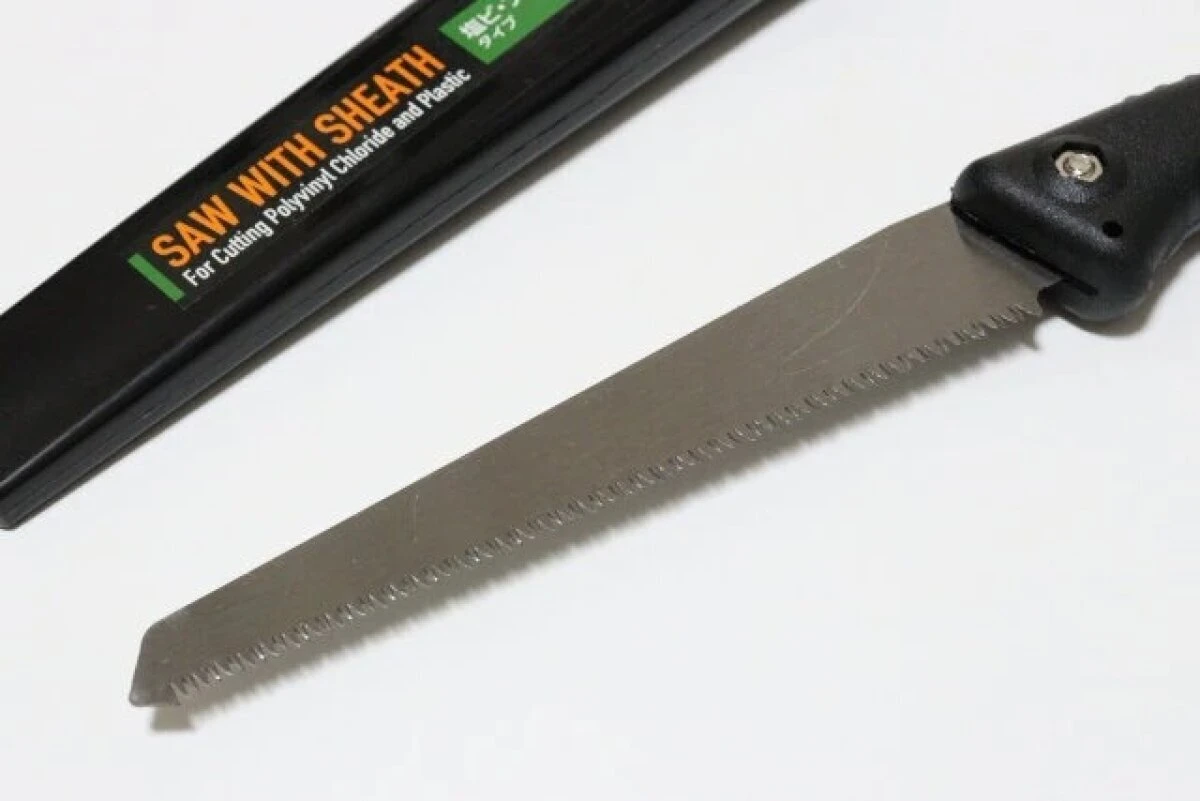 サヤから取り出されたダイソーのサヤ付のこぎりの刃先