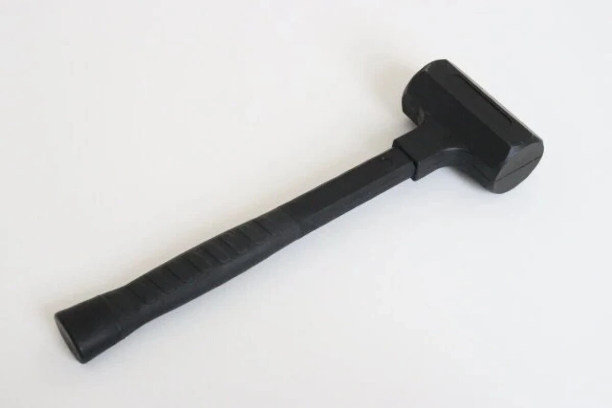 白い背景に置かれたダイソーの黒いショックレスハンマー