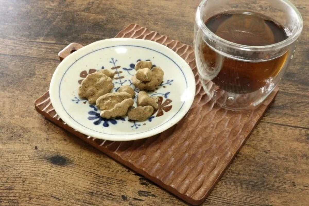 ダイソーの小皿に盛られたお菓子と温かいお茶