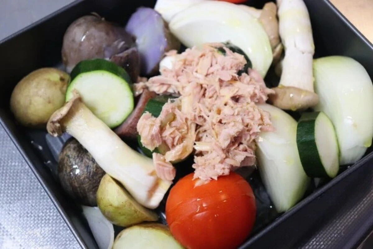 オーブントレーにカットした野菜やツナがゴロゴロと入っている様子 オーブントレーにカットした野菜やツナがゴロゴロと入っている様子