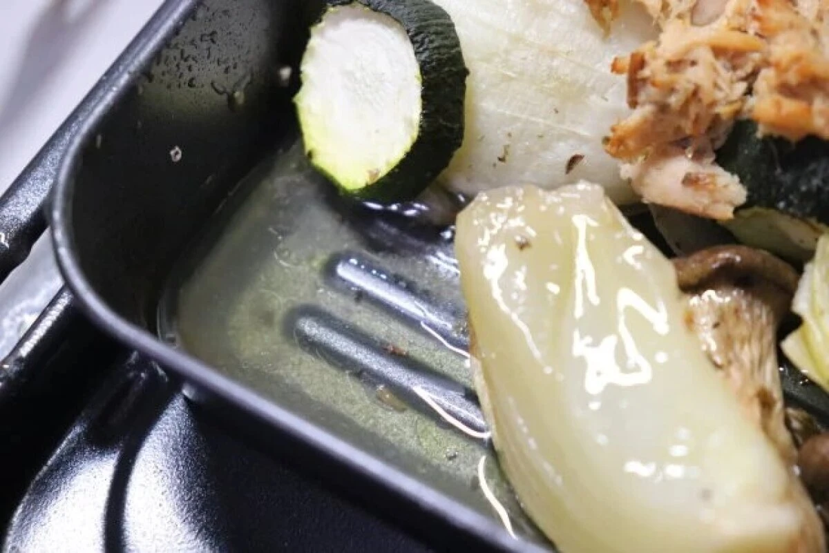 調理後のオーブントレーの底に野菜の水分や油分が落ちている状態 調理後のオーブントレーの底に野菜の水分や油分が落ちている状態