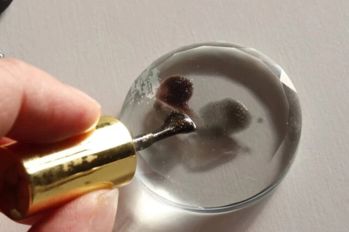 ガラスパレットの上で筆を使いジェルネイルを混ぜ合わせている様子 ガラスパレットの上で筆を使いジェルネイルを混ぜ合わせている様子